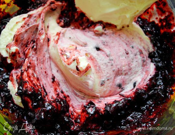 Затем делаем из черники пюре с помощью блендера. Горсточку черники оставляем целой.  Соединяем пюре со сметанной смесью. 