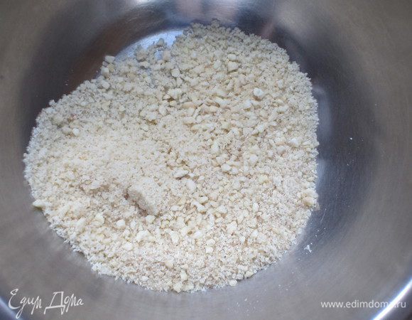 Очищенный миндаль соединить с 1 ч.л. сахара и перемолоть в блендере.