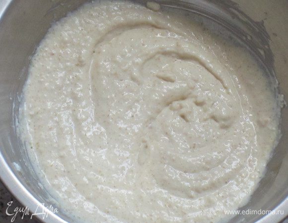 Рикотту размять вилкой, добавить измельчённый миндаль, яйцо, оставшейся сахар и хорошо перемешать. Если масса получилась слишком густой, то необходимо добавить немного молока.