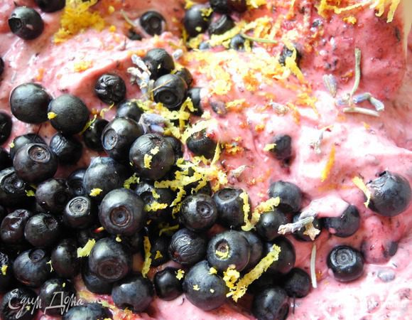 Добавляем натертую цедру с 1 лимона, немного кардамона и горсть целой черники. Перемешиваем.