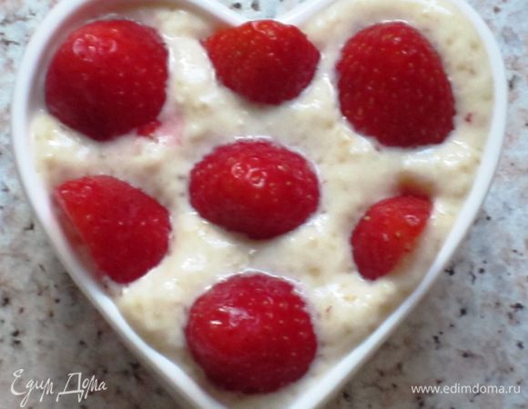  Керамические формочки смазать сливочным масло, разложить массу, сверху выложить клубнику и посыпать миндальными хлопьями.
