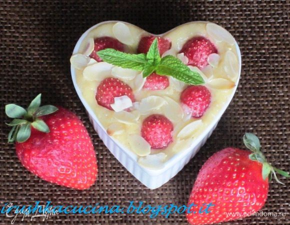 Выпекать в разогретой до 180°С духовке 20-25 минут. Приятного аппетита:)