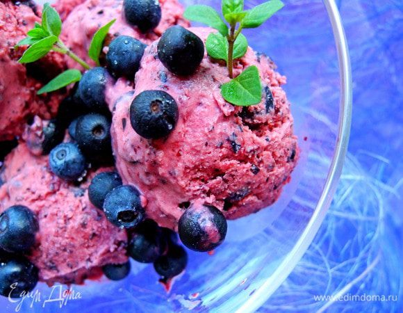 Вот, собственно, и весь процесс. Форму с мороженым  ставим в морозилку, перемешиваем каждые полчаса в течение 3-3,5 часов. Затем оставляем до полного замораживания. 