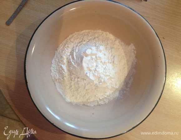 Перемешиваем муку, соль, сахар.