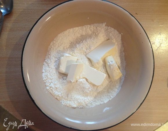 Режем сверху маргарин.