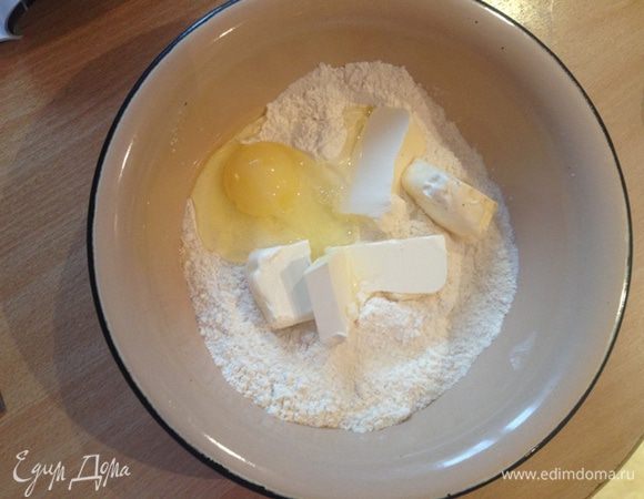 Добавляем яйцо. Быстро вымешиваем тесто и отправляем на час в холодильник.