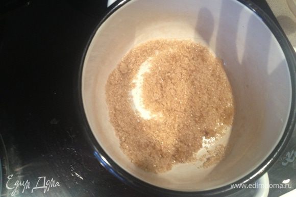 Для начинки топим сахар до получения жидкой массы.
