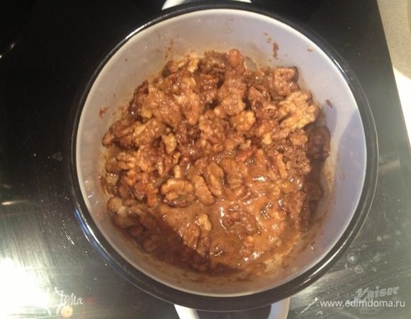 Добавляем орехи. Обжариваем 3 минуты. Вливаем сливки и мед. Доводим всё до кипения и ставим охлаждать.