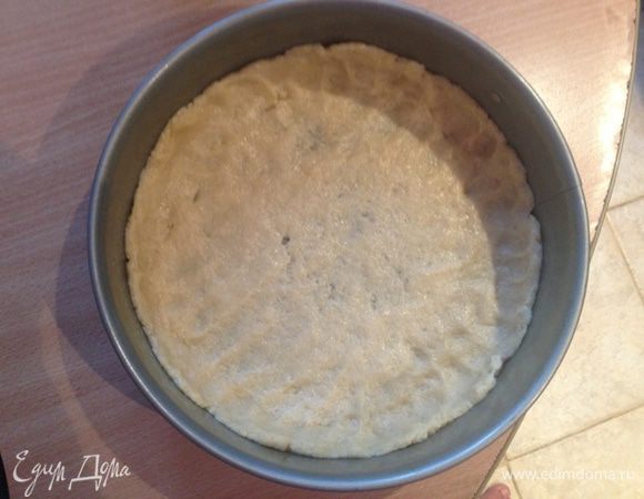 Тесто делим на 2 части. Первую часть выкладываем в форму для выпечки и растягиваем пальцами, чтоб закрыть всё дно, и получился небольшой бортик.