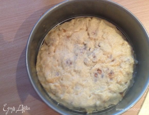 Покрываем начинку оставшимся тестом и ставим в разогретую  до 120 градусов духовку на 30-40 минут.