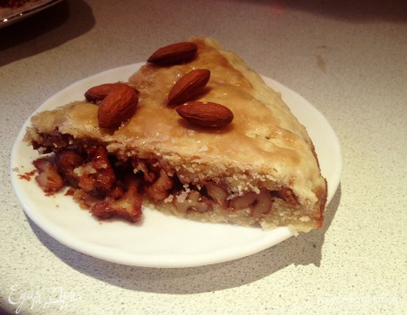 Охлаждаем и выкладываем на блюдо. Не пугайтесть тесто получается светлое. Я поливала сверху сахарным сиропом чтоб было красиво)))