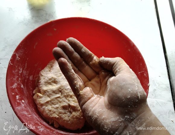 Смешайте яйцо соль муку и кефир. Тесто должно быть мягкое. Добавьте ложку масла и немного вымесите тесто.