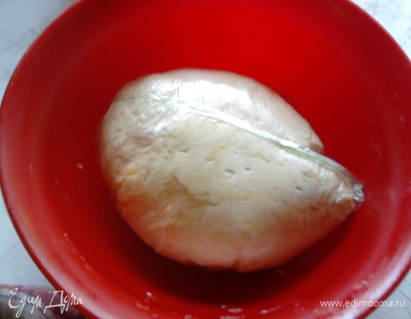 Заверните тесто в пакетик и отправьте в холодильник на 1 час.