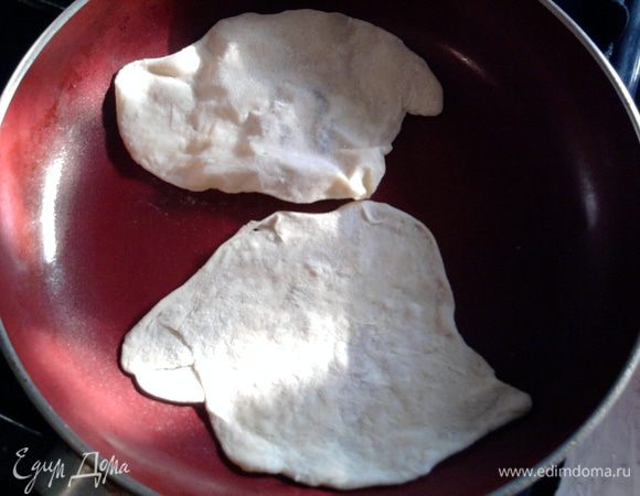 Смажьте немного маслом разогретую сковороду, выложите лепёшки готовиться.