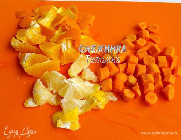 Подготовим ингредиенты. Апельсин, лимон хорошенько моем, можно обдать кипятком. Снимаем ножом или овощечисткой цедру, по необходимости удаляя белый слой. Затем чистим от белой кожицы и нарезаем кусочками, т.е. мы используем только самый верхний слой цедры и мякоть с прожилками. По необходимости вынимаем косточки. Я это всё делала потому, что не люблю связываться с белым слоем цитрусовых, порой, он может испортить весь вкус. Морковь чистим, моем, нарезаем кусочками.