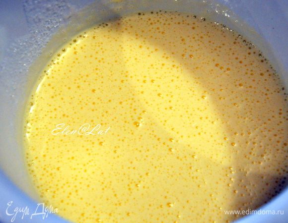 Яйца взбить с сахаром и ванилином до бела. 
