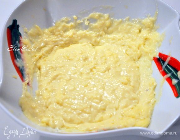 Пока рулет остывает готовим крем.

В кастрюльке смешать сгущенку, муку и крахмал. Всё тщательно растереть и перемешать до однородной консистенции.  Добавить кокосовую стружку и сливки и поставить массу на огонь. Довести до кипения при постоянном помешивании, затем убавить огонь до минимума и проварить крем до загустения,обязательно постоянно мешать массу! 