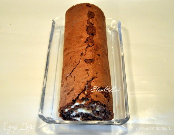 Рулет плотно свернуть, завернуть в пищевую пленку и убрать в холодильник на пару часов.
Затем охлажденный рулет достать из холодильника.