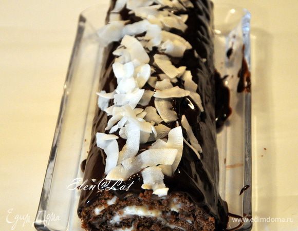 Рулет залить шоколадной глазурью. Для этого нагреть сливки и растопить в них шоколад. Сверху рулет украсить кокосовыми кранчами, можно кокосовой стружкой. Обязательно поставить рулет на час в холодильник.  На этом все. 