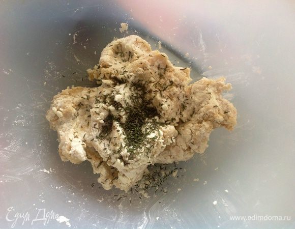 Размять брынзу вилкой и добавить вместе с тимьяном в тесто.
Если не любите тимьян можно добавить оригано или розмарин.