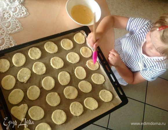 Поверхность печенья смазать взбитым яйцом. Можно присыпать кунжутом, а можно оставить так))) Я половину порции присыпала сверху еще тимьяном (очень уж люблю эту травку)