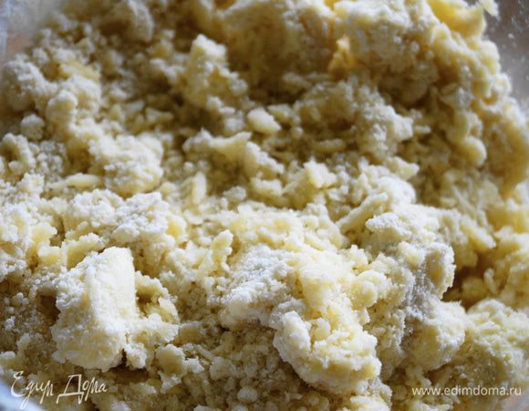 Сливочное масло, сахар, соль и муку перетереть в крошку