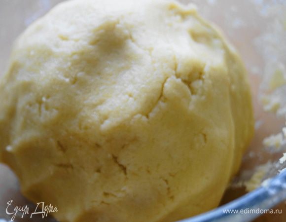 После чего замесить тесто и сформировать из него шар. Завернуть в пищевую пленку и убрать в холодильник на 30 минут.