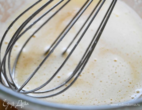 Для творожной заливки: взбить яйца с сахаром