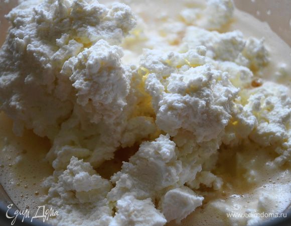 Добавить творог и хорошо перемешать до однородной массы