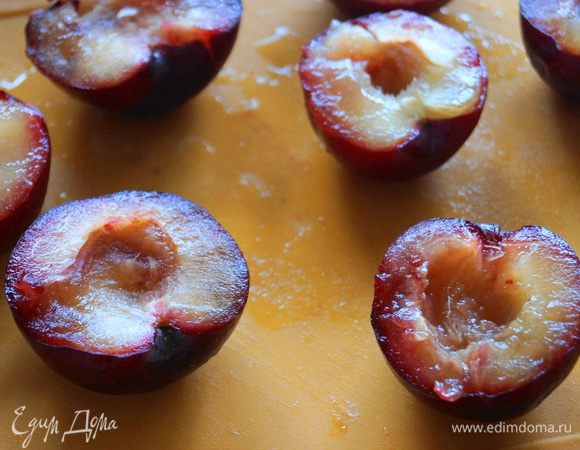 Из слив вытащить косточки