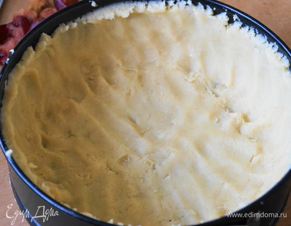 Тесто достать из холодильника и распределить по форме сделав высокие бортики