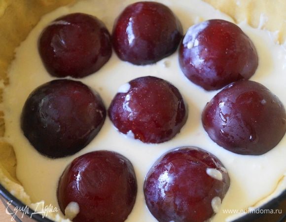 Низ теста смазать творожной заливкой, выложить сливы