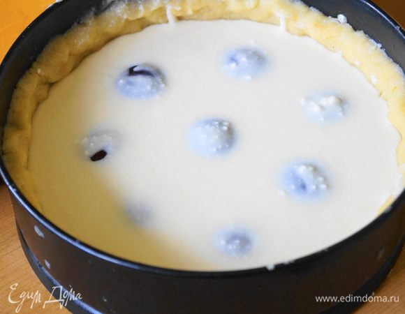 И залить оставшейся заливкой. Поставить пирог выпекаться в духовку разогретую до 180 градусов на 45-50 минут.