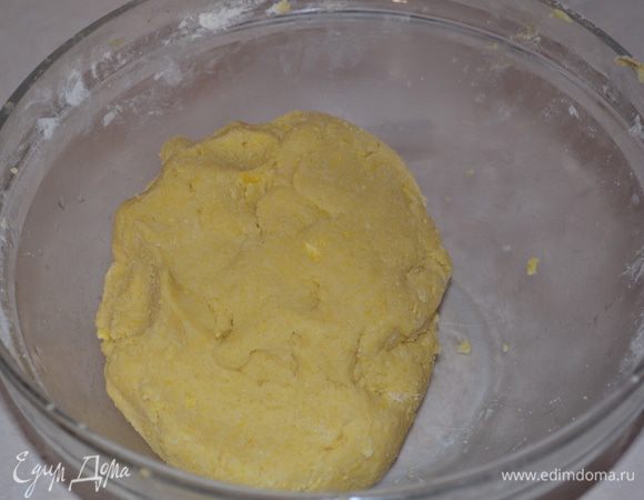 Замешиваем мягкое эластичное тесто. Тесто поделить на 2 части. Одну часть поставить в холодильник, другую в морозильную камеру на 2-3 часа.