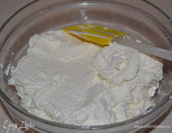 Творог лучше всего брать жирный, у меня домашний, но не влажный. Творог перемолоть в мясорубке или взбить блендером до получения однородной массы.