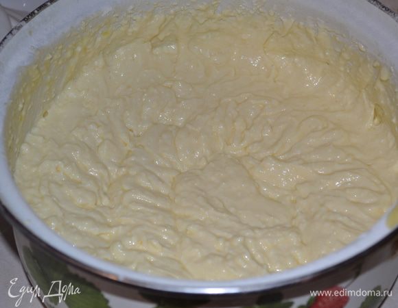 Яйца взбиваем с сахаром в пышную пену, добавляем к творогу. Добавляем также мягкое сливочное масло, крахмал, хорошо перемешиваем.