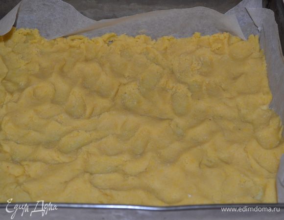 Половину теста, то, что было в холодильнике, раскатываем и выкладываем в форму для выпечки.