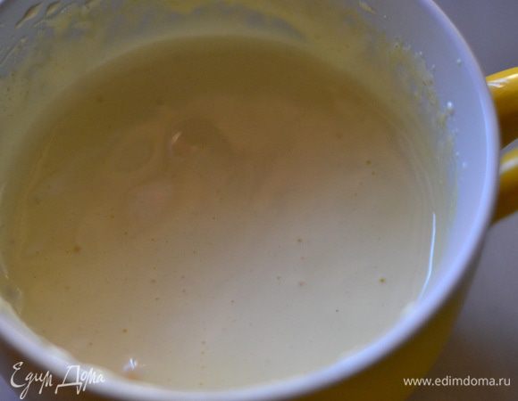 Растопить черный шоколад. Отделить белки от желтков. Взбить желтки добела с половиной нормы сахара до густого крема. Советую желтки взбивать в небольшой емкости, так они взобьются быстрее и будут крепче, гуще. У мамы была вот такая чаща, в которой я взбивала желтки, так нарадоваться не могла, так все отлично взбивалось))