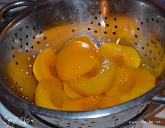 Персики отцеживаем от жидкости и нарезаем.