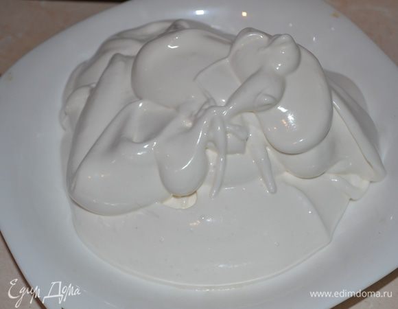 5 белков  взбиваем в пену, добавляем сахар и взбиваем до устойчивых пик.
