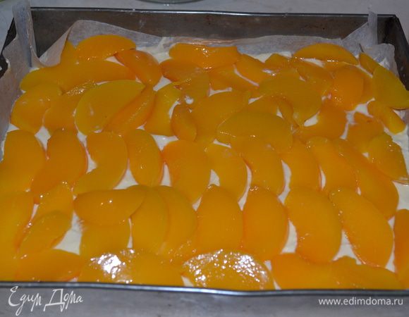 На тесто выкладываем творожную массу, сверху по ней нарезаные персики.