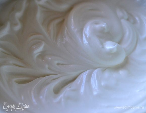 Отдельно взбить белки до мягких, но устойчивых пиков, с остальной половиной нормы сахара, не забыв в самом начале взбивания капнуть пару капель лимонного сока. Я еще добавляю немного сахарной пудры, но где-то в середине взбивания приблизительно столовую ложку, так белки точно не осядут. И еще совет, чтобы проверить, взбились ли белки до крепких , но мягких пиков, нужно послушать их. Если они шипят, значит, не готовы, нужно добиться, чтобы не было пузырьков, консистенция была гладкой, блестящей, как густой крем.