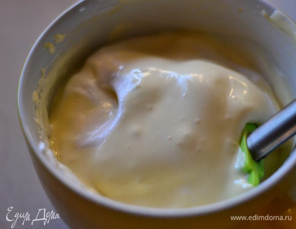 Соединить лопаточкой аккуратно белки с желтками. Сначала взять немного белков и добавить ко взбитым желткам.