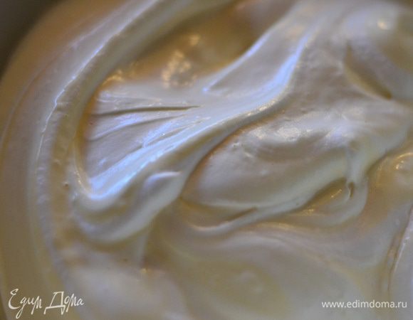 Затем добавить эту массу в основные белки и аккуратно лопаткой перемешать. Мешать только заворачивающими движениями, снизу вверх.