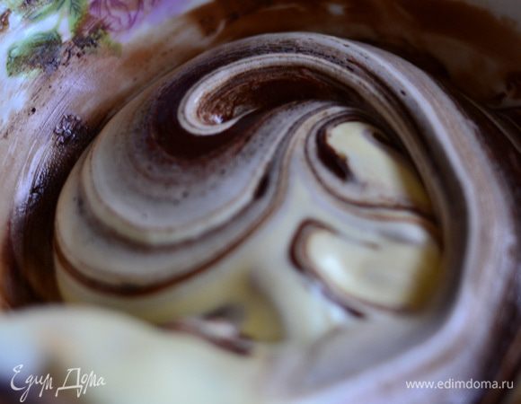 Теперь взять небольшую часть взбитых яиц и добавить к растопленному шоколаду, аккуратно перемешать.