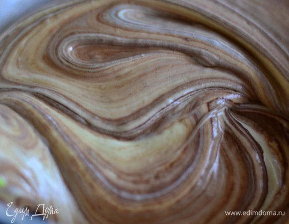 Добавить остальную часть яиц и снова перемешать, масса должна оставаться воздушной и пышной, это очень важно для хорошего и вкусного бисквита. Добавить в несколько приемов просеянную муку, перемешать лопаткой заворачивающими движениями.