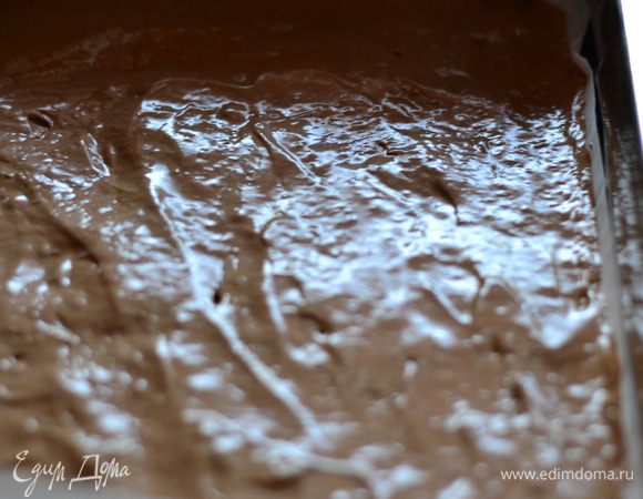 Вылить тесто на пергамент, разровнять и готовить в предварительно разогретой духовке при температуре 180°С минут 15. Но ни в коем случае не пересушить, ориентируйтесь на свою духовку.