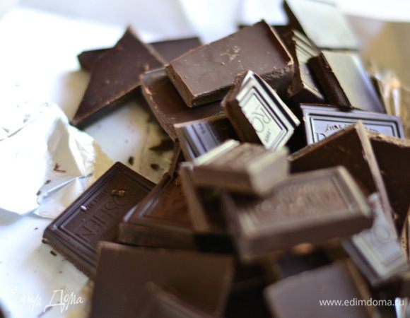 Готовим крем. Шоколад разломать на квадратики.