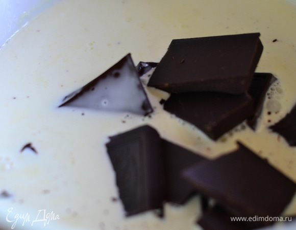 Сливки разогреть, но не кипятить, как только они начнут закипать, убрать с огня. Сразу же добавить черный шоколад, перемешать до его растворения.