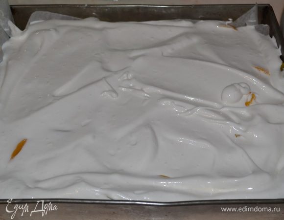 На персики выкладываем взбитые белки.